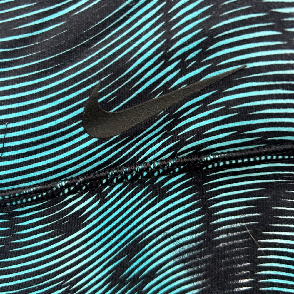 Nike Womens Legendary Waves Capri Tights, size Small