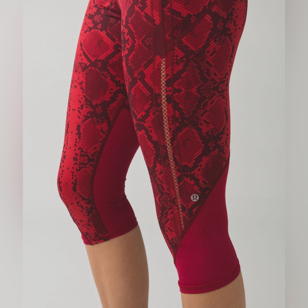 Lululemon Vent It Out Crop, size 6