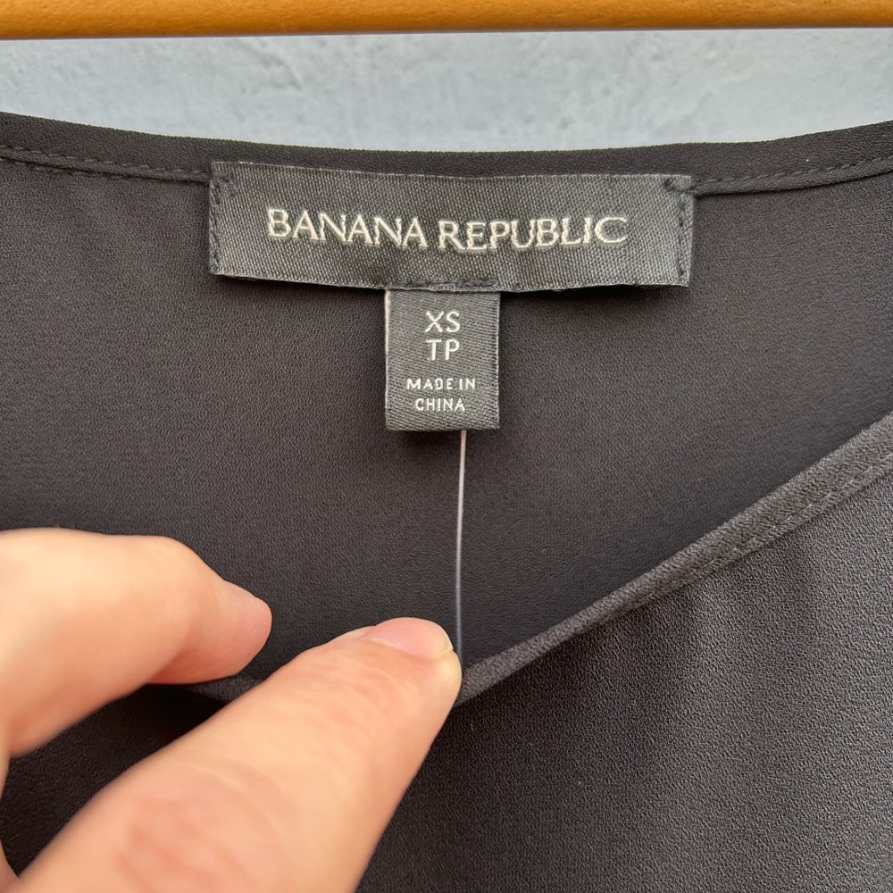 Banana Republic black sleeveless blouse, BNWT, size xs