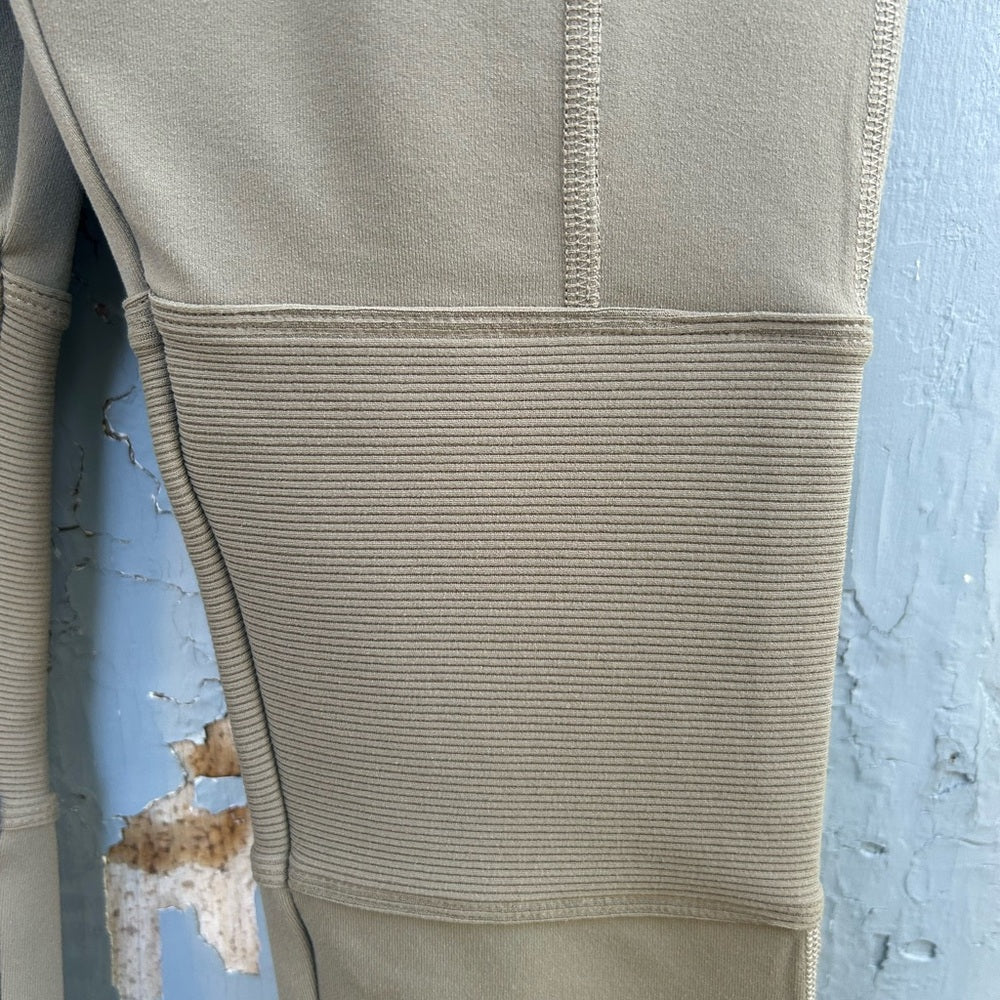 Alo Avenue legging, BNWT, size Small