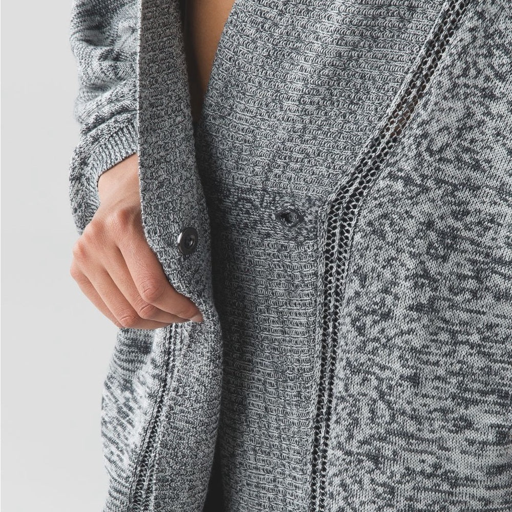 Lululemon Breeze Easy Wrap, size M
