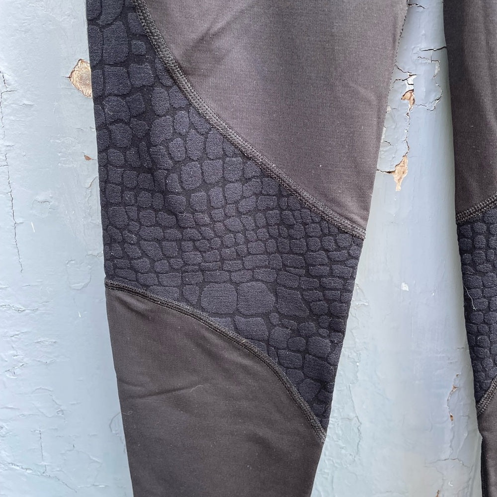 Michi Crop Black Reptile Texture Leggings, Medium