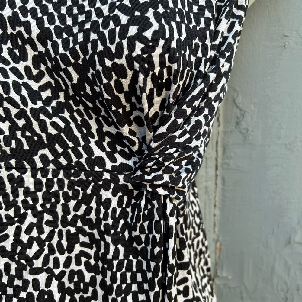 Diane Von Furstenberg Twisty Clean Black & White Silk Jersey Shift, size 4