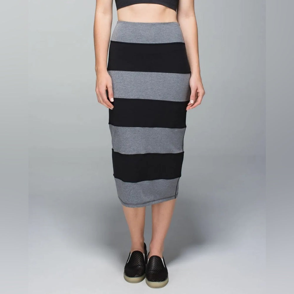 Lululemon Yoga Over Skirt, size 6