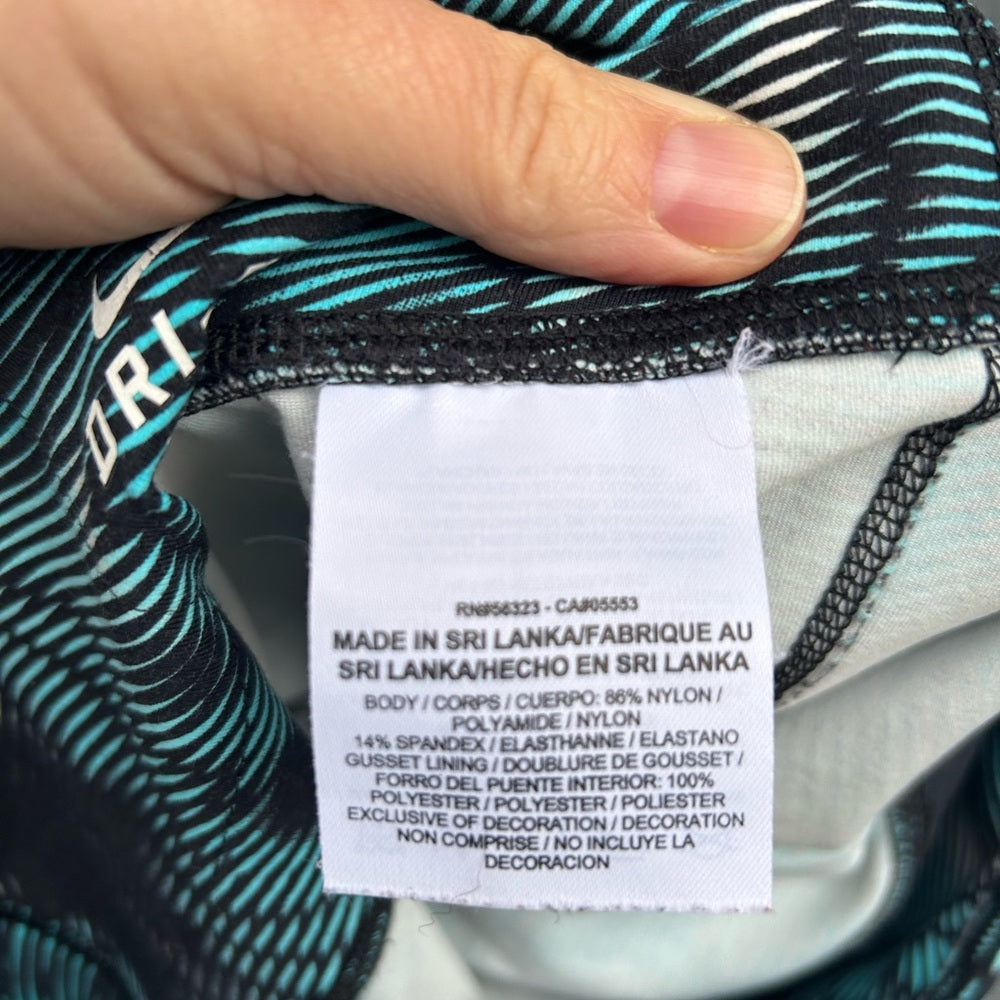 Nike Womens Legendary Waves Capri Tights, size Small