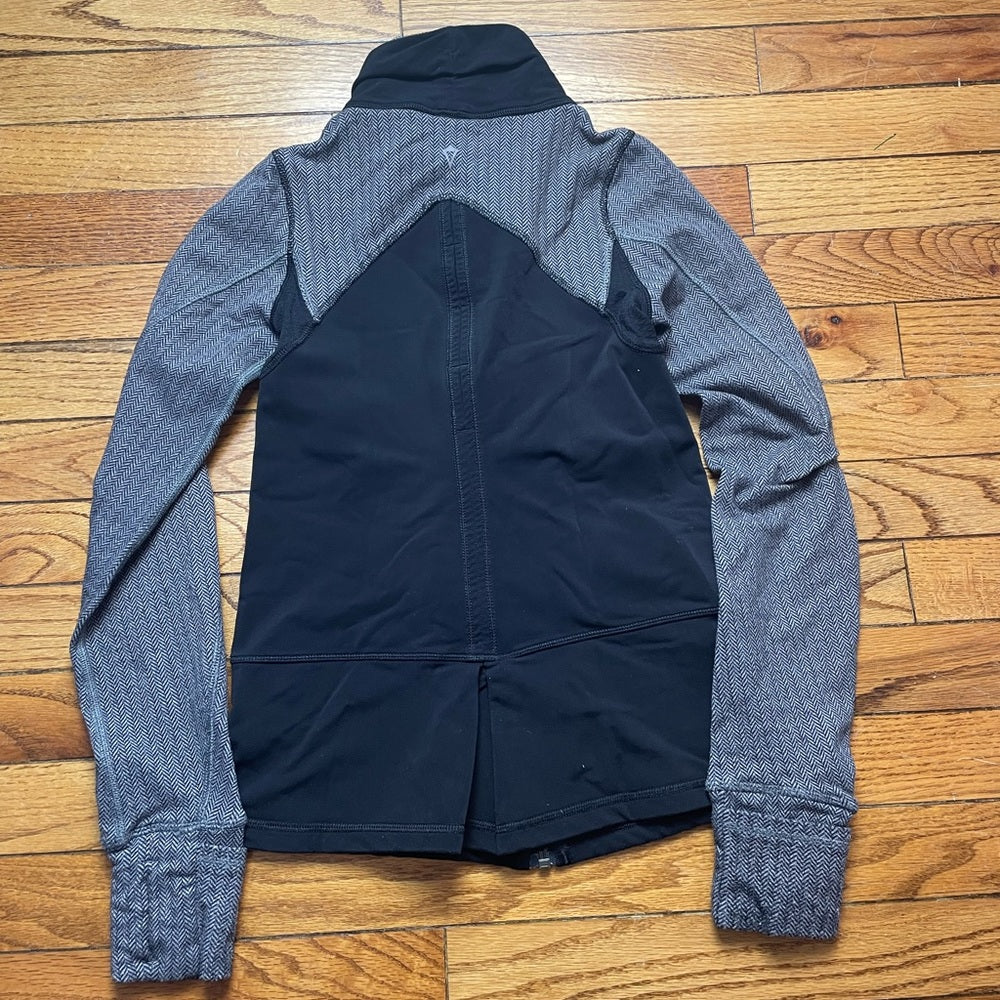 Ivivva long sleeve zip front jacket, size 10
