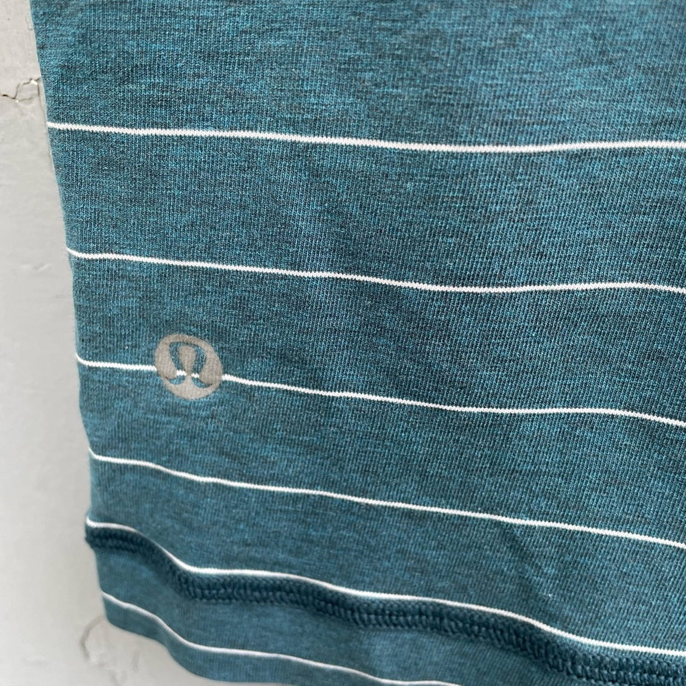 Lululemon 5 Year Basic V-Neck, size Medium
