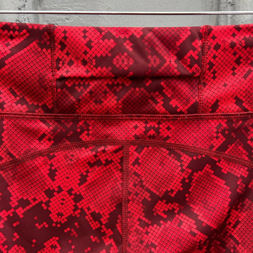 Lululemon Vent It Out Crop, size 6