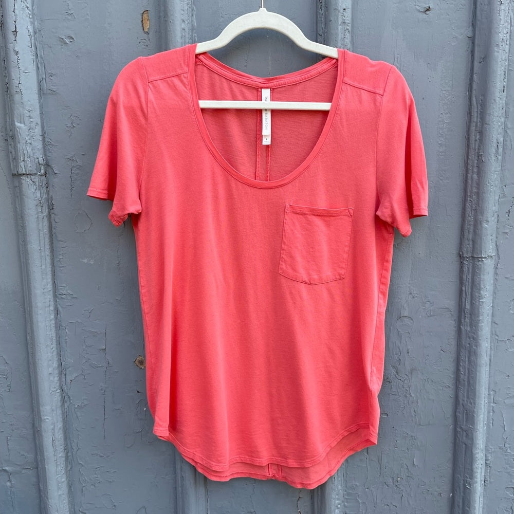 Babaton Sami Pocket Tee Coral, size Small