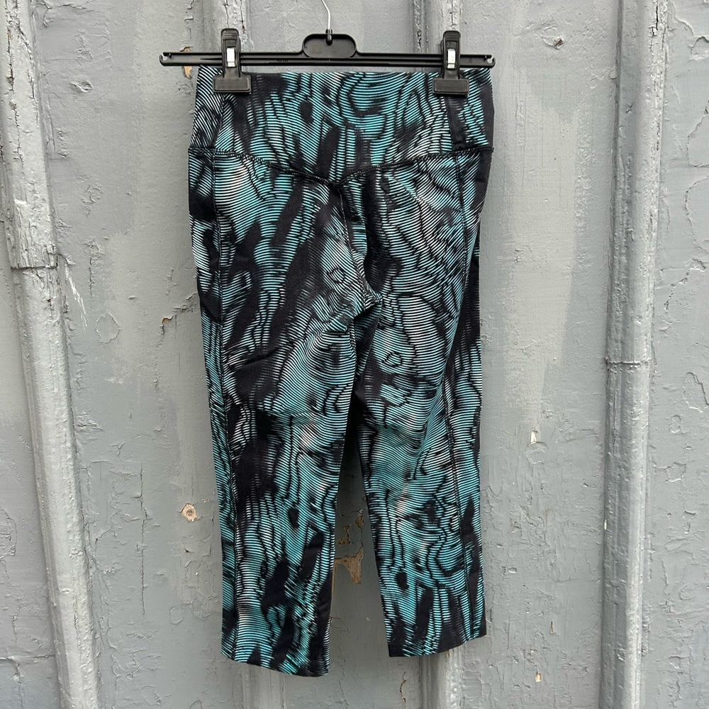 Nike Womens Legendary Waves Capri Tights, size Small