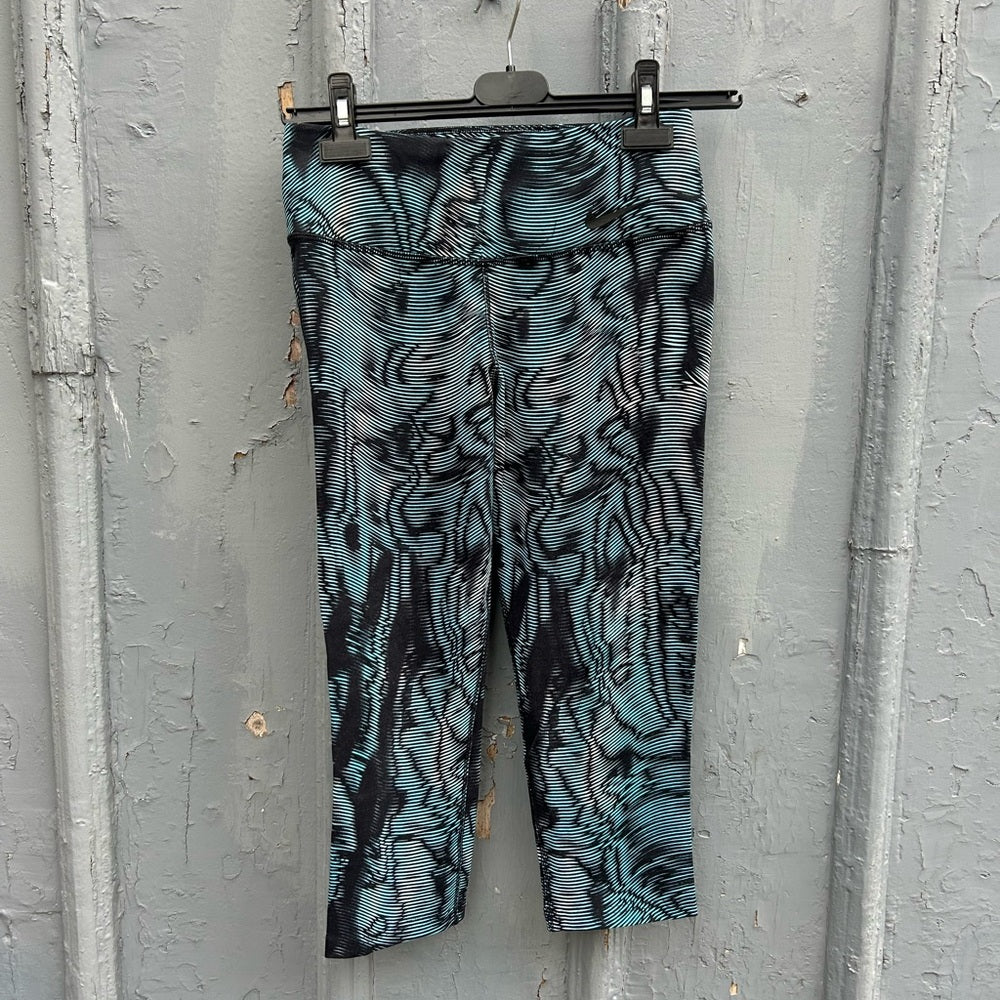Nike Womens Legendary Waves Capri Tights, size Small
