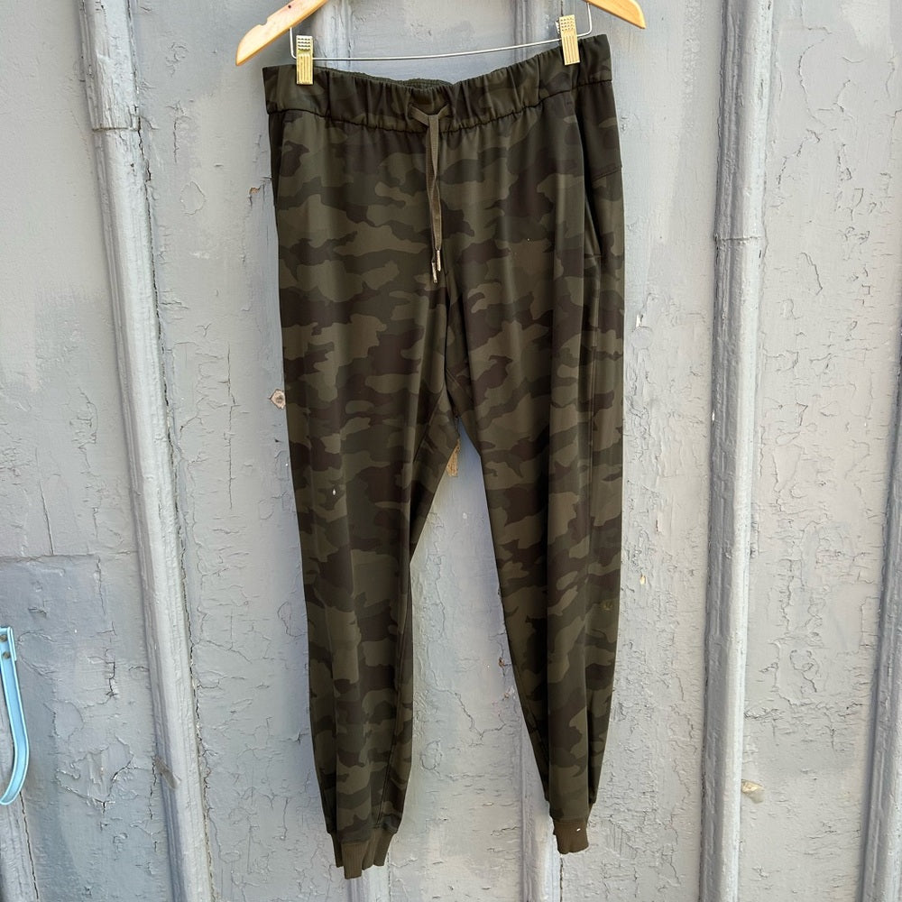 Lululemon On the Fly Jogger, size 8