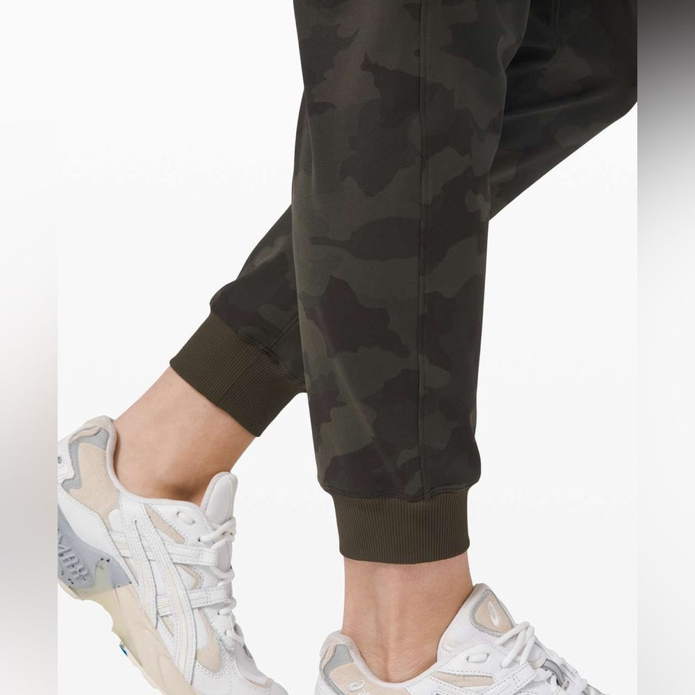 Lululemon On the Fly Jogger, size 8