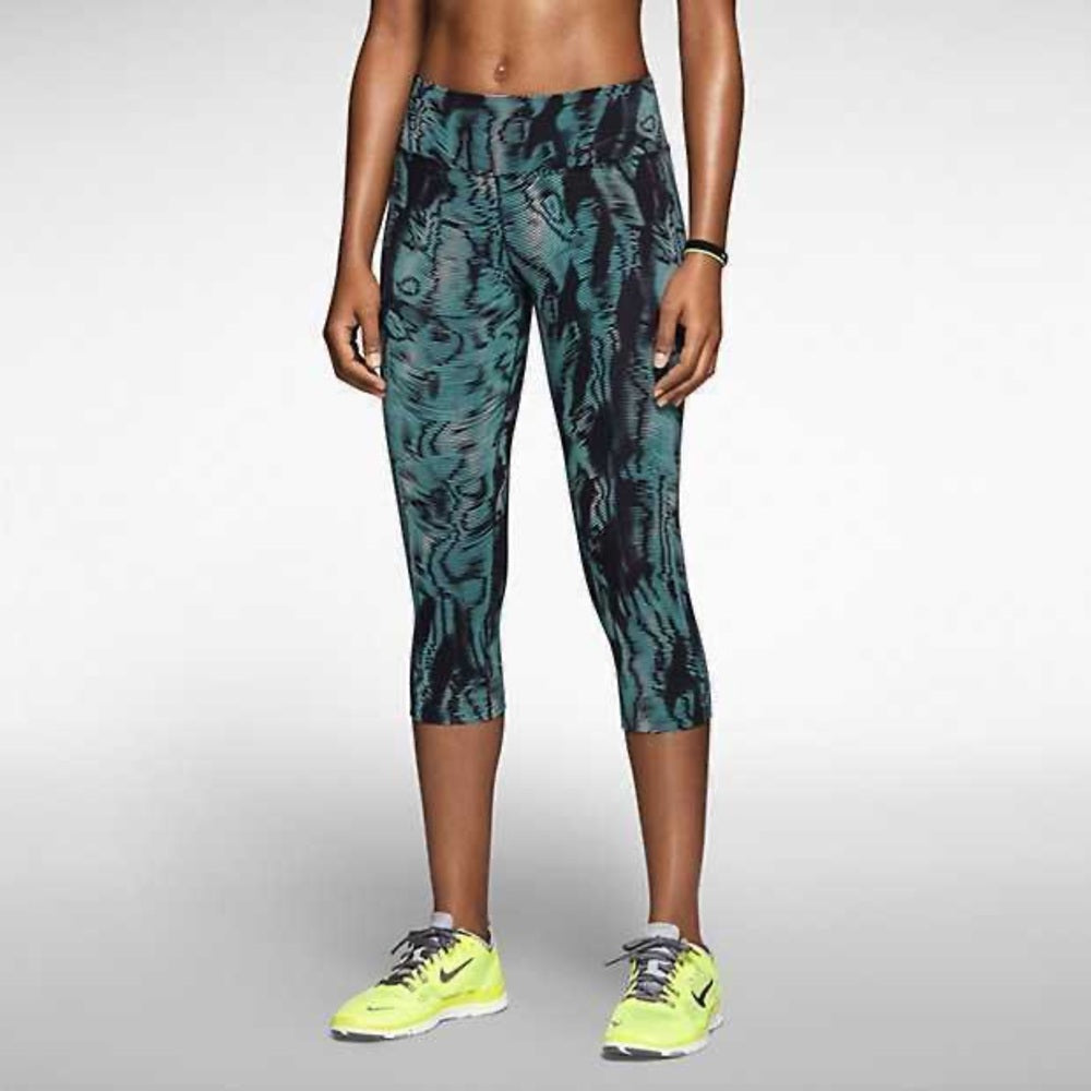 Nike Womens Legendary Waves Capri Tights, size Small