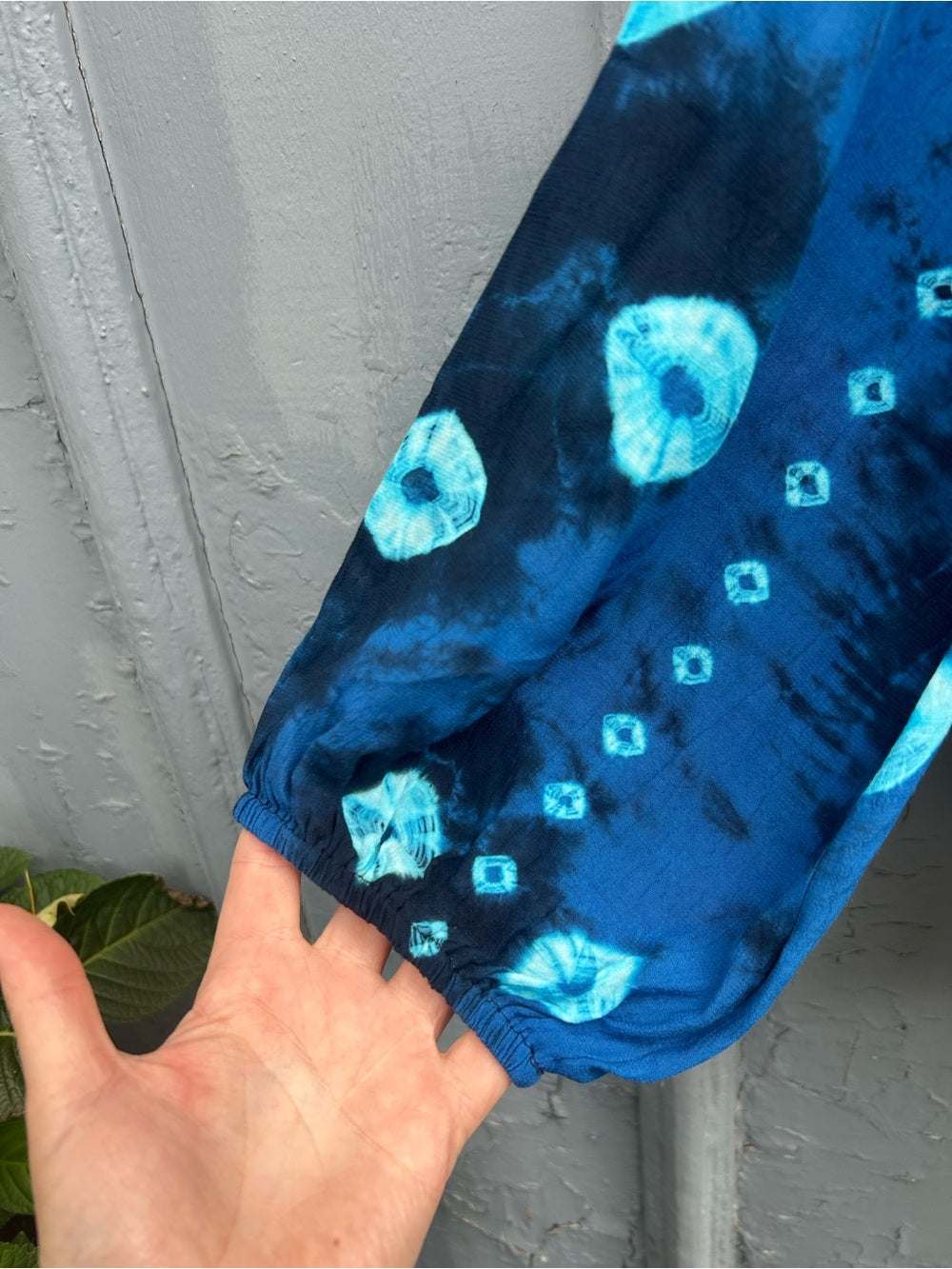 Velvet by Graham & Spencer blue Batik print blouse, size L