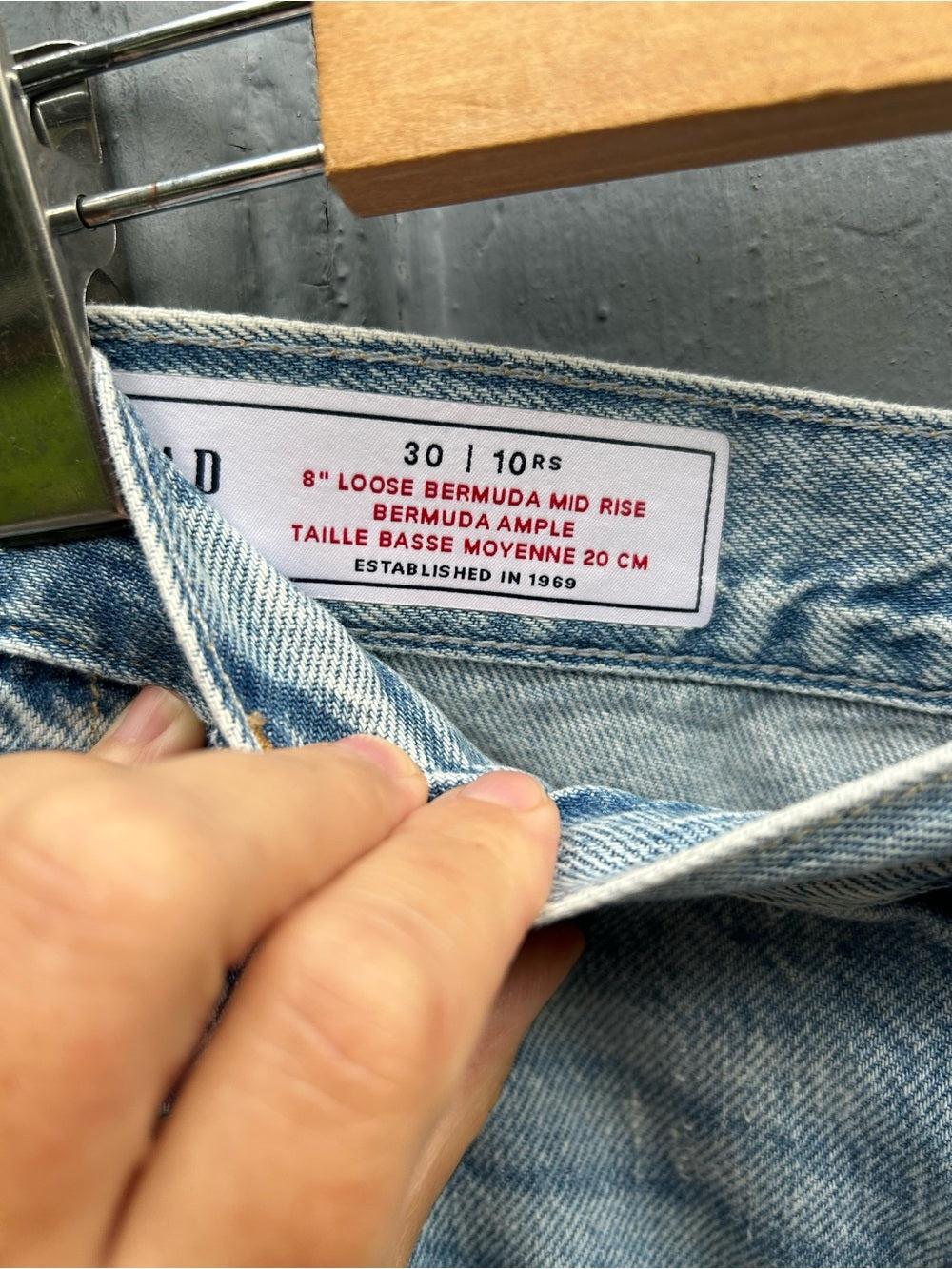 Gap denim 8” loose Bermuda mid rise denim short, size 30