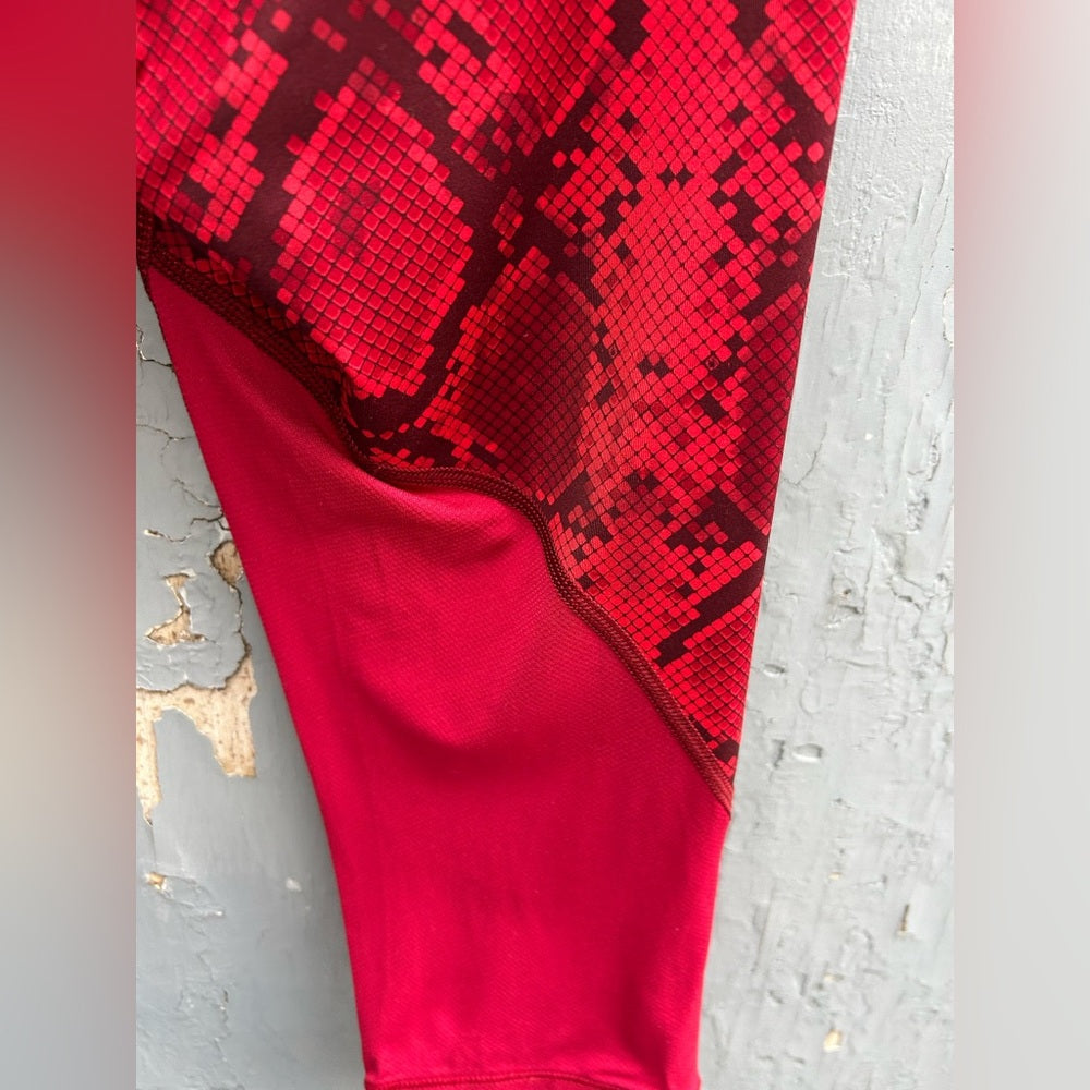 Lululemon Vent It Out Crop, size 6