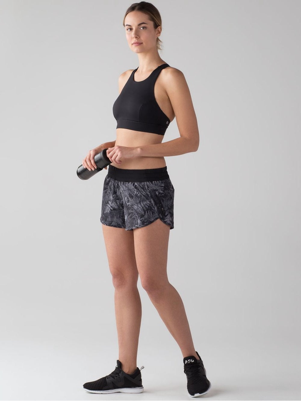 Lululemon Tracker Short IV, size 6
