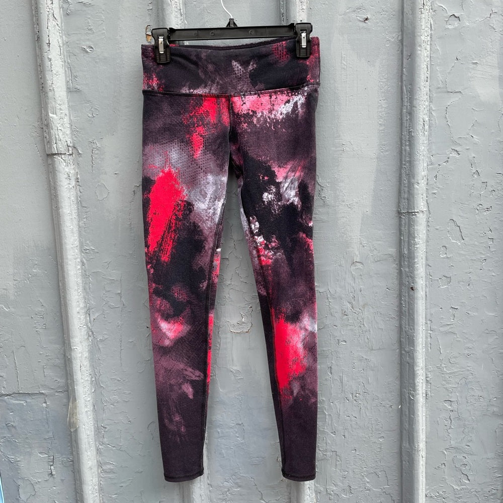 Alo Airbrush Legging in Ruby Red Smoke Print, size small