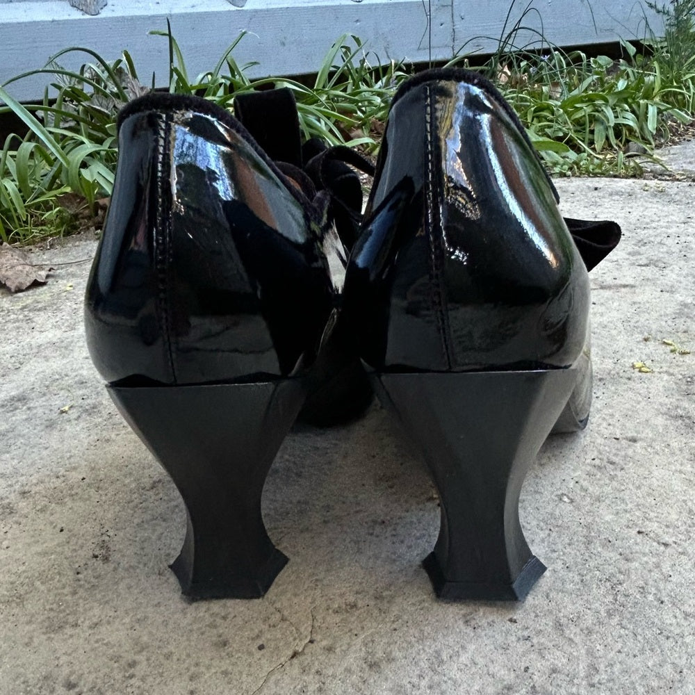 John Fluevog Baroque Elisabetta Scallop Edged Heel, size 9