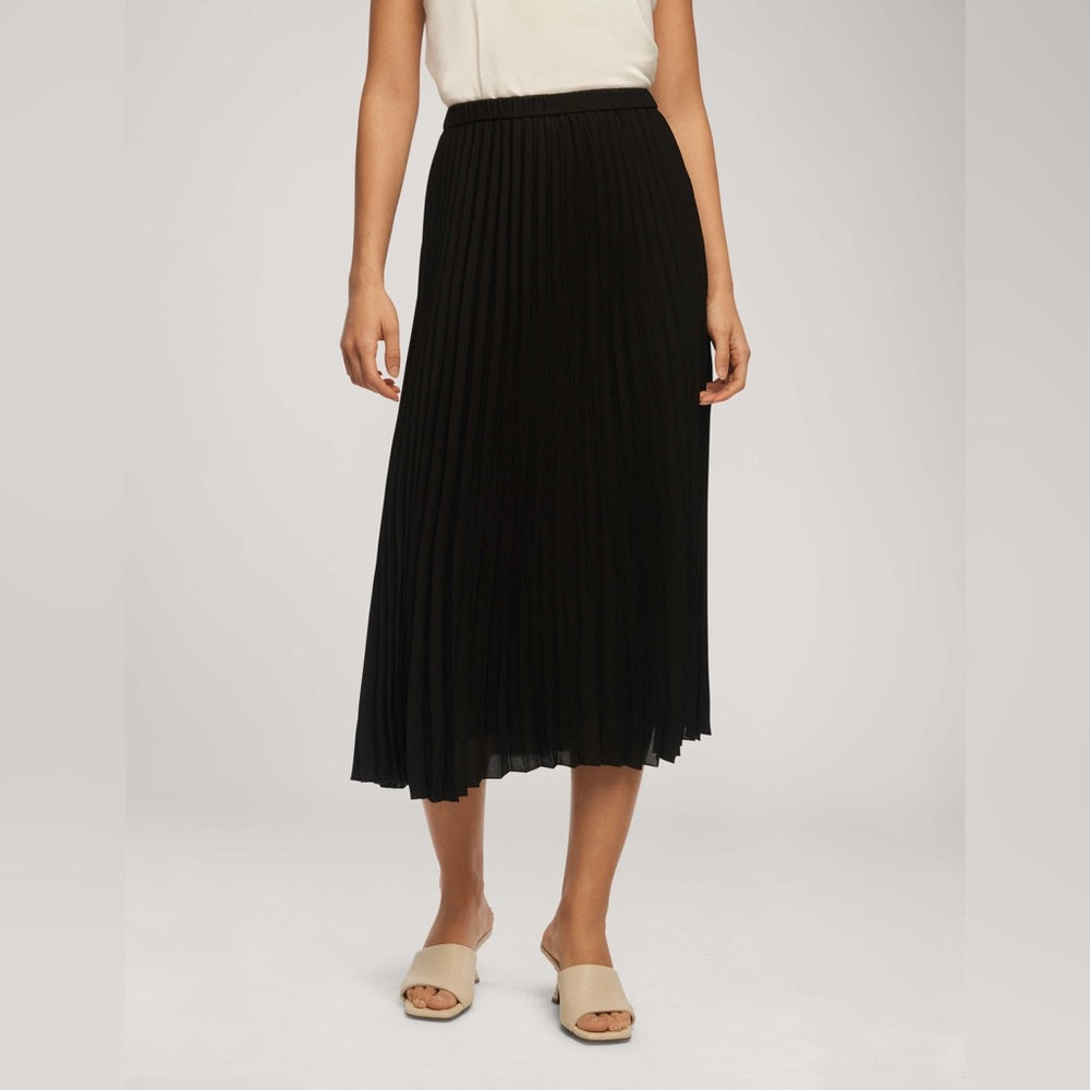 Anne Klein Pull on Pleated Skirt, size 8