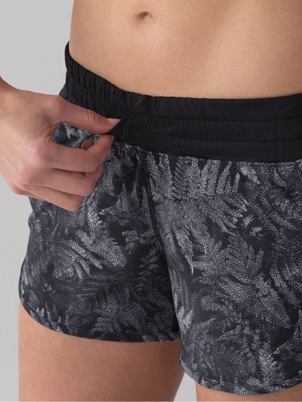 Lululemon Tracker Short IV, size 6