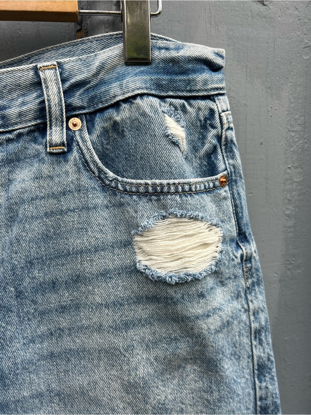 Gap denim 8” loose Bermuda mid rise denim short, size 30