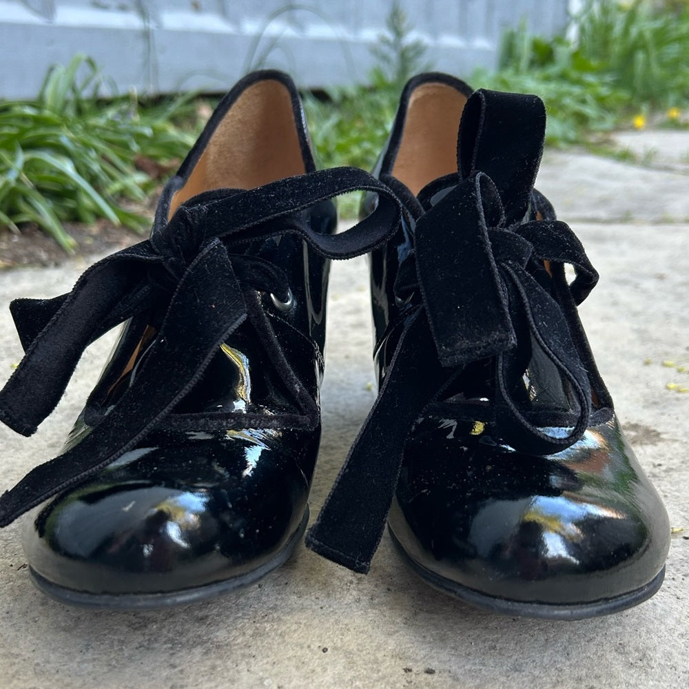 John Fluevog Baroque Elisabetta Scallop Edged Heel, size 9