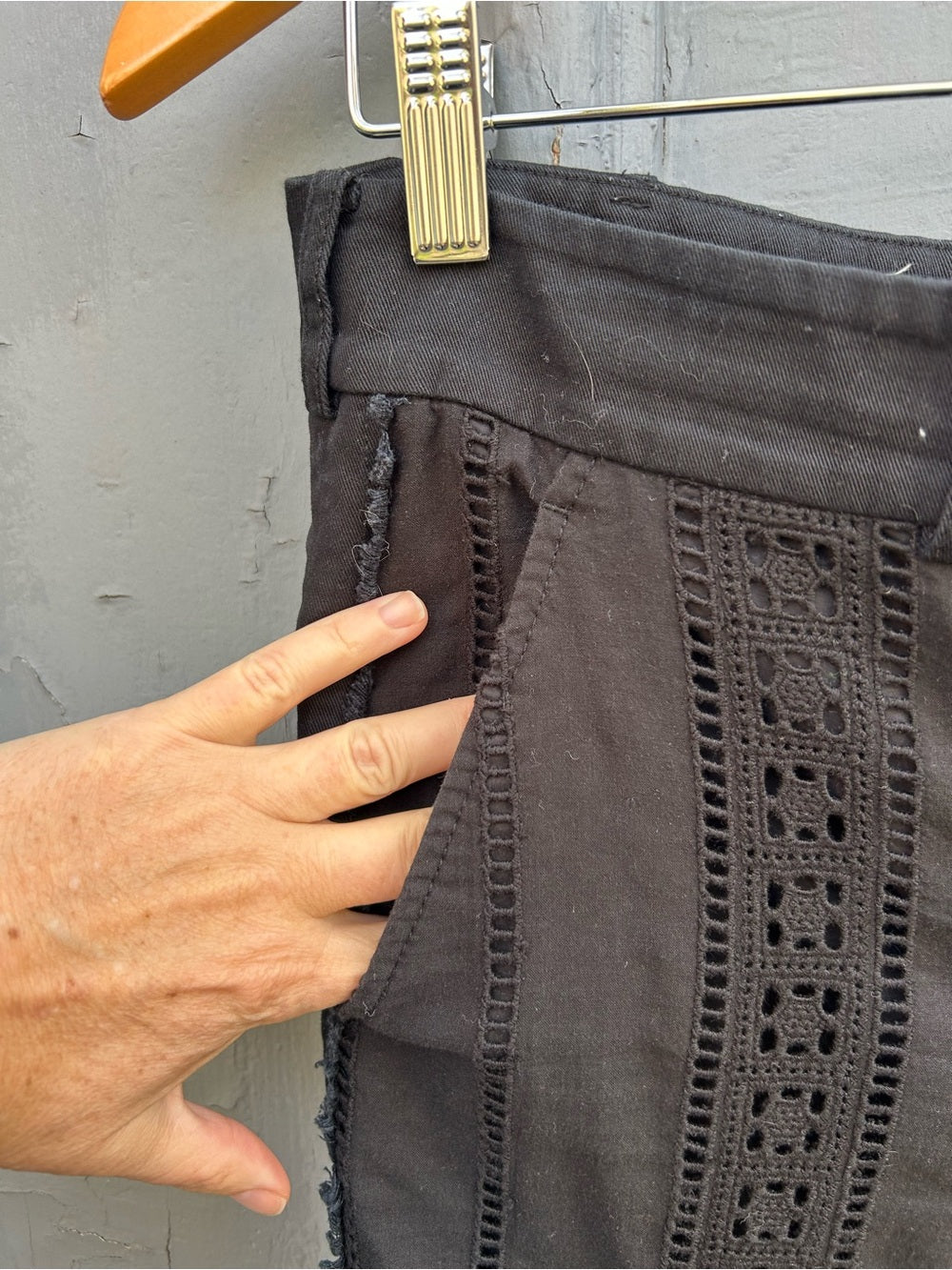 Veronica Beard Black Cotton Eyelet Gaucho pant, size 6