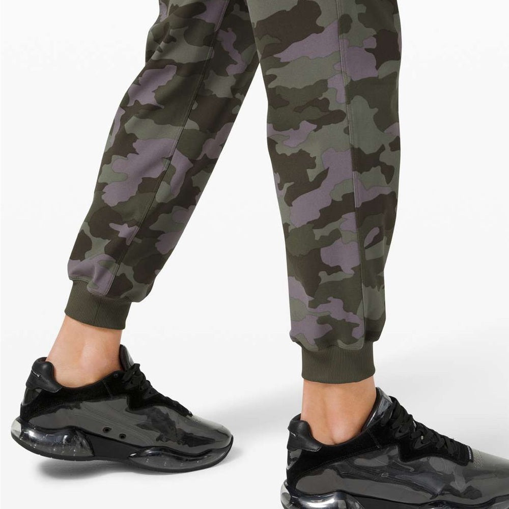 Lululemon Stretch High-Rise Jogger, size 8