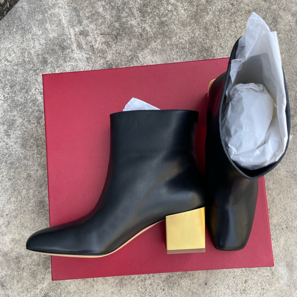 Salvatore Ferragamo Albiano Ankle Boots In Black, size 6C