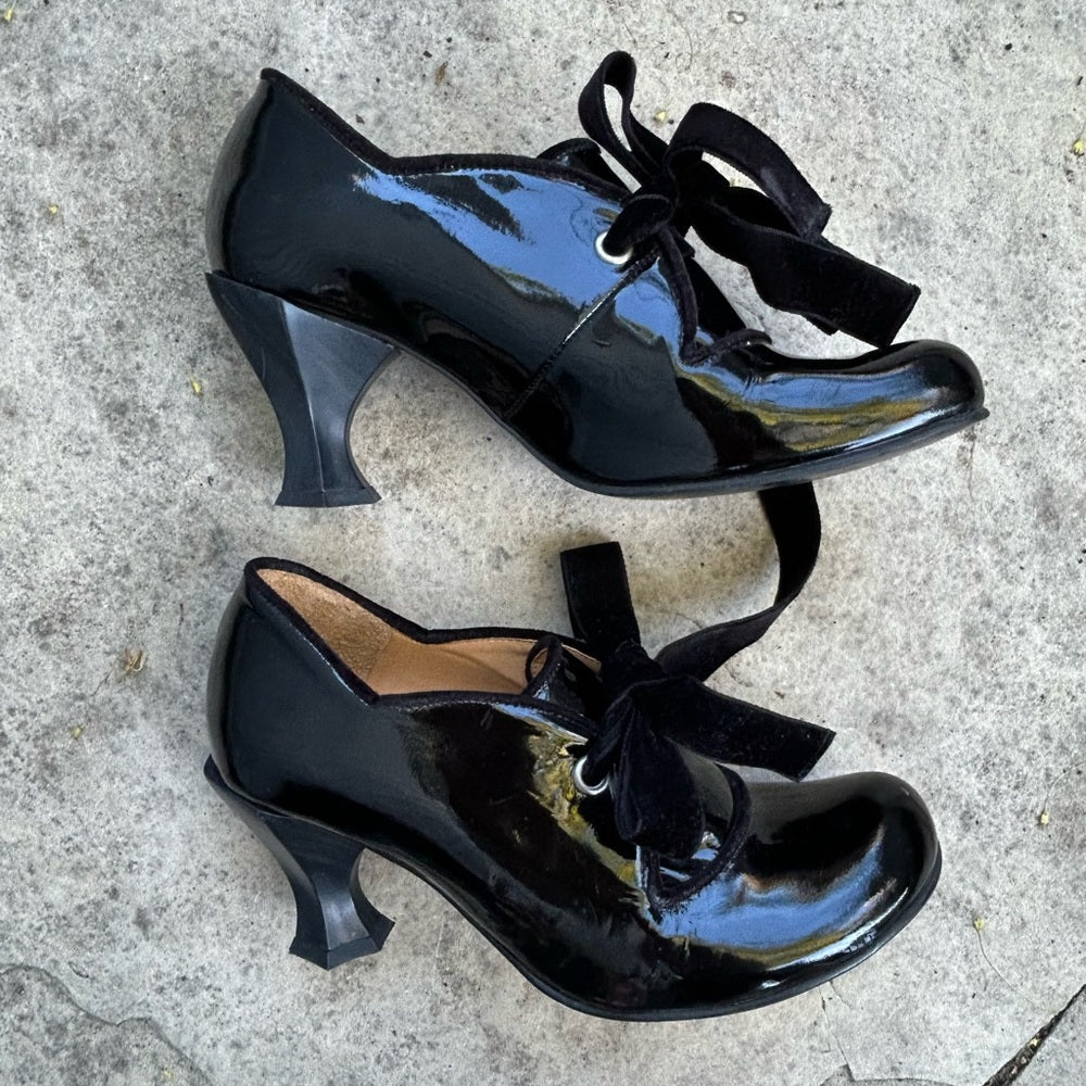 John Fluevog Baroque Elisabetta Scallop Edged Heel, size 9