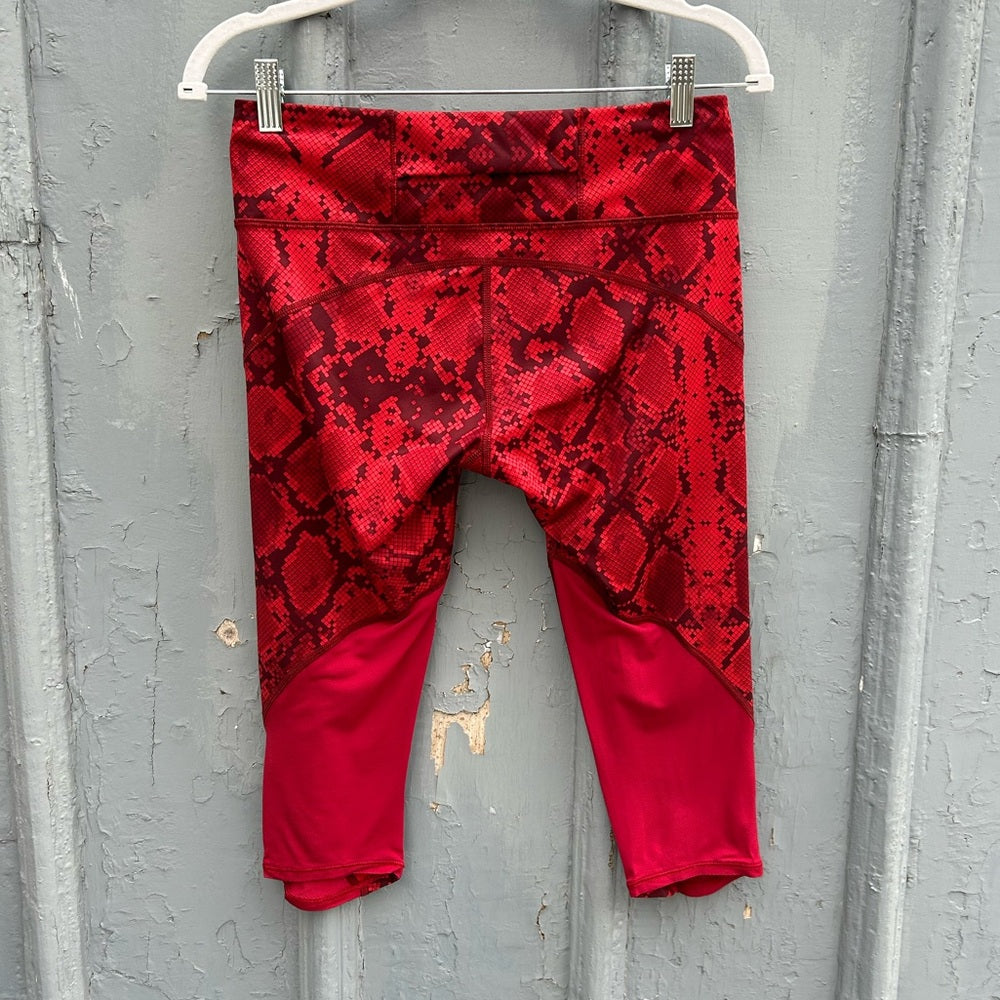 Lululemon Vent It Out Crop, size 6