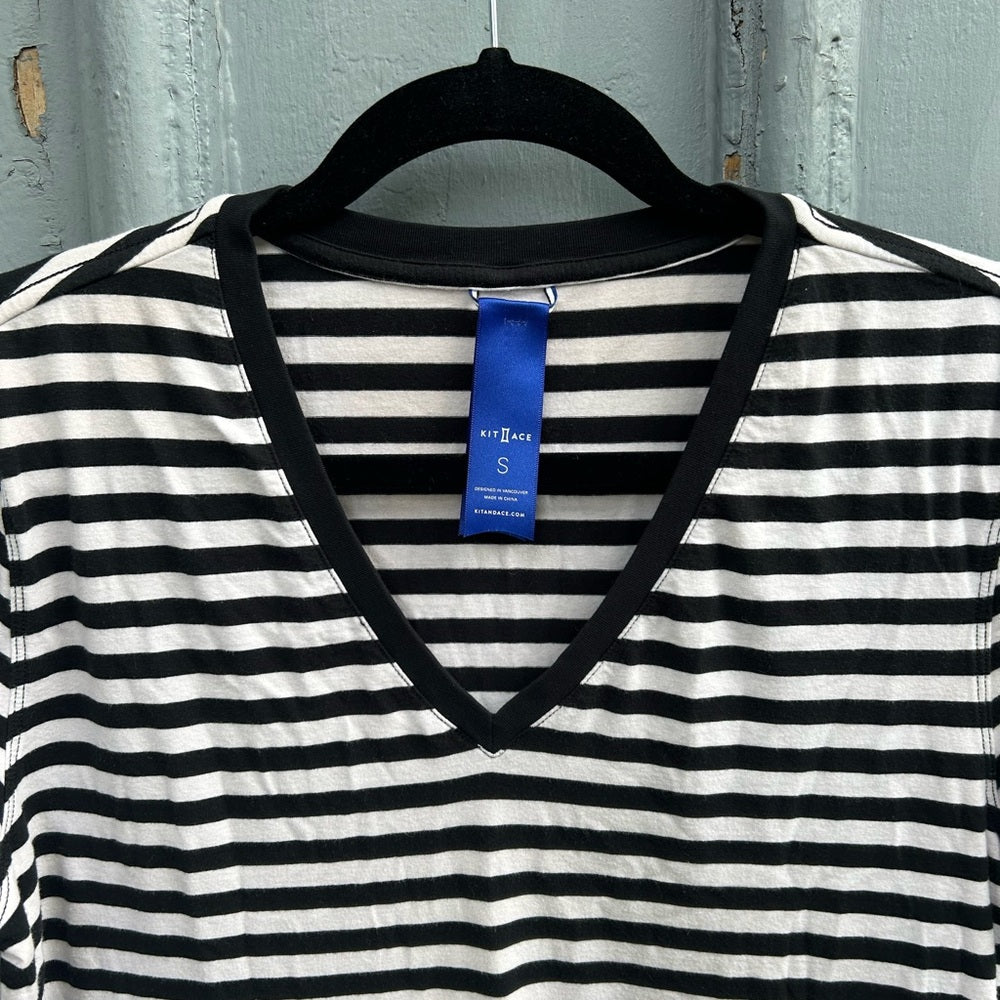 Kit & Ace Striped V neck Tee, size Small