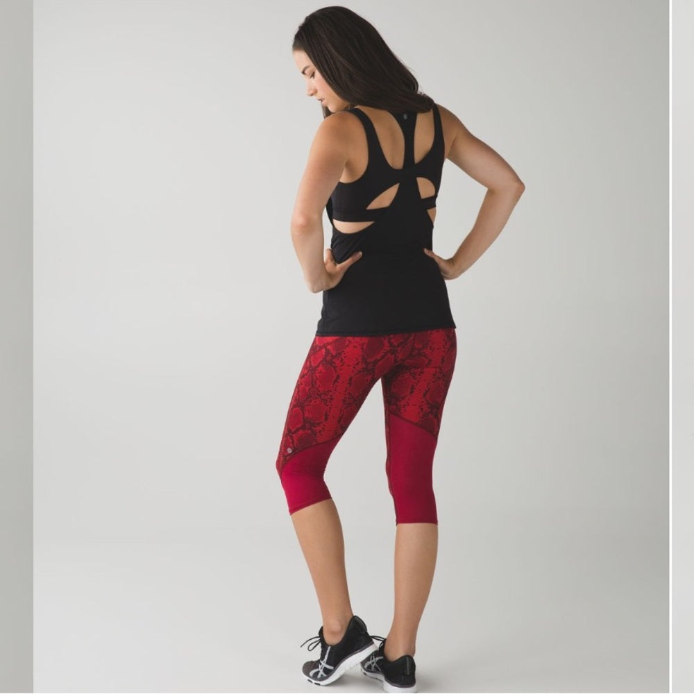 Lululemon Vent It Out Crop, size 6