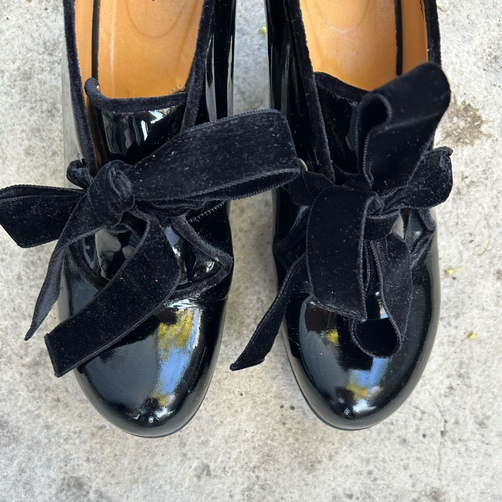 John Fluevog Baroque Elisabetta Scallop Edged Heel, size 9