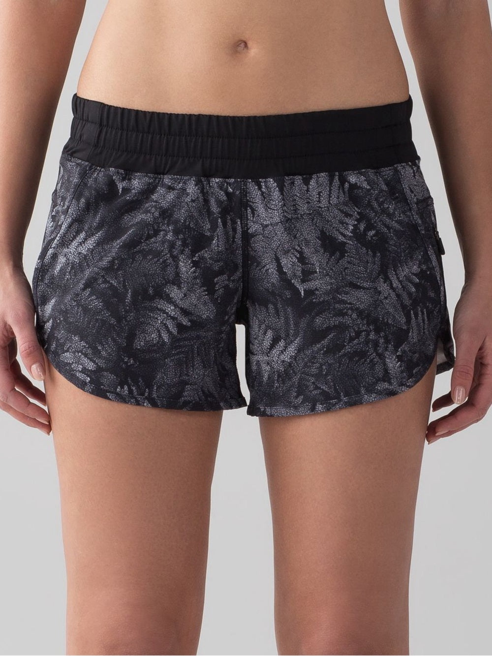 Lululemon Tracker Short IV, size 6