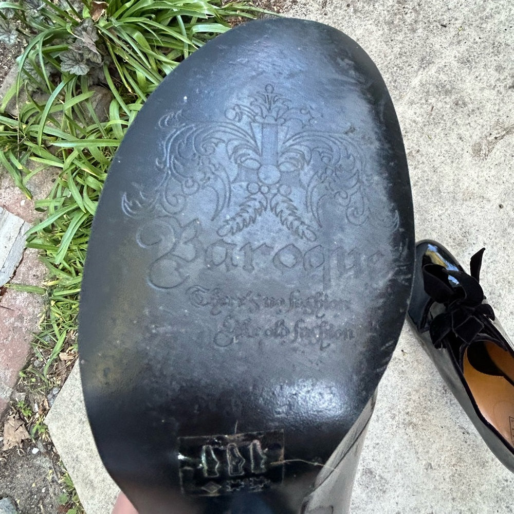 John Fluevog Baroque Elisabetta Scallop Edged Heel, size 9