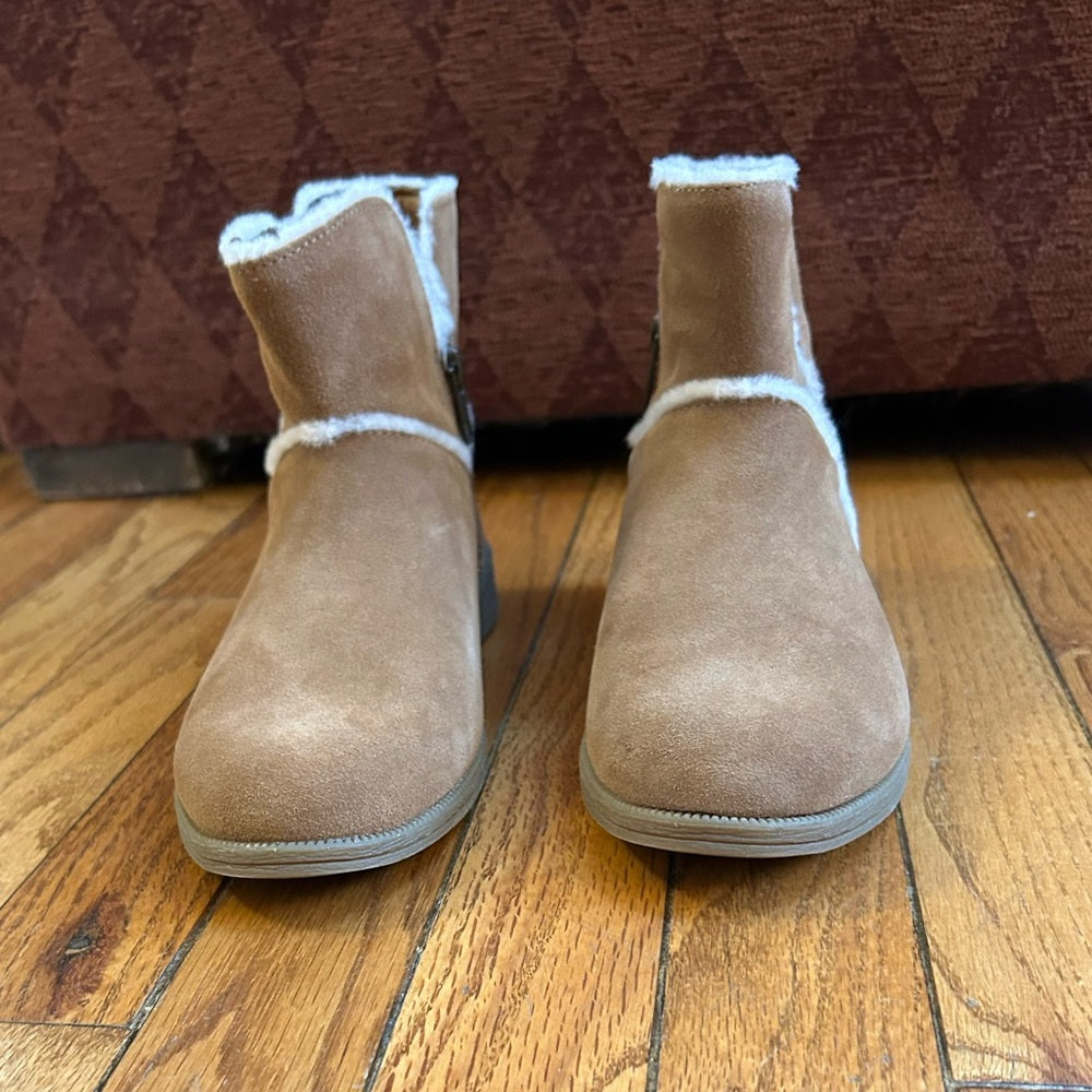 UGG Youth Coletta Suede Ankle Boots, size Youth 4 (W6)
