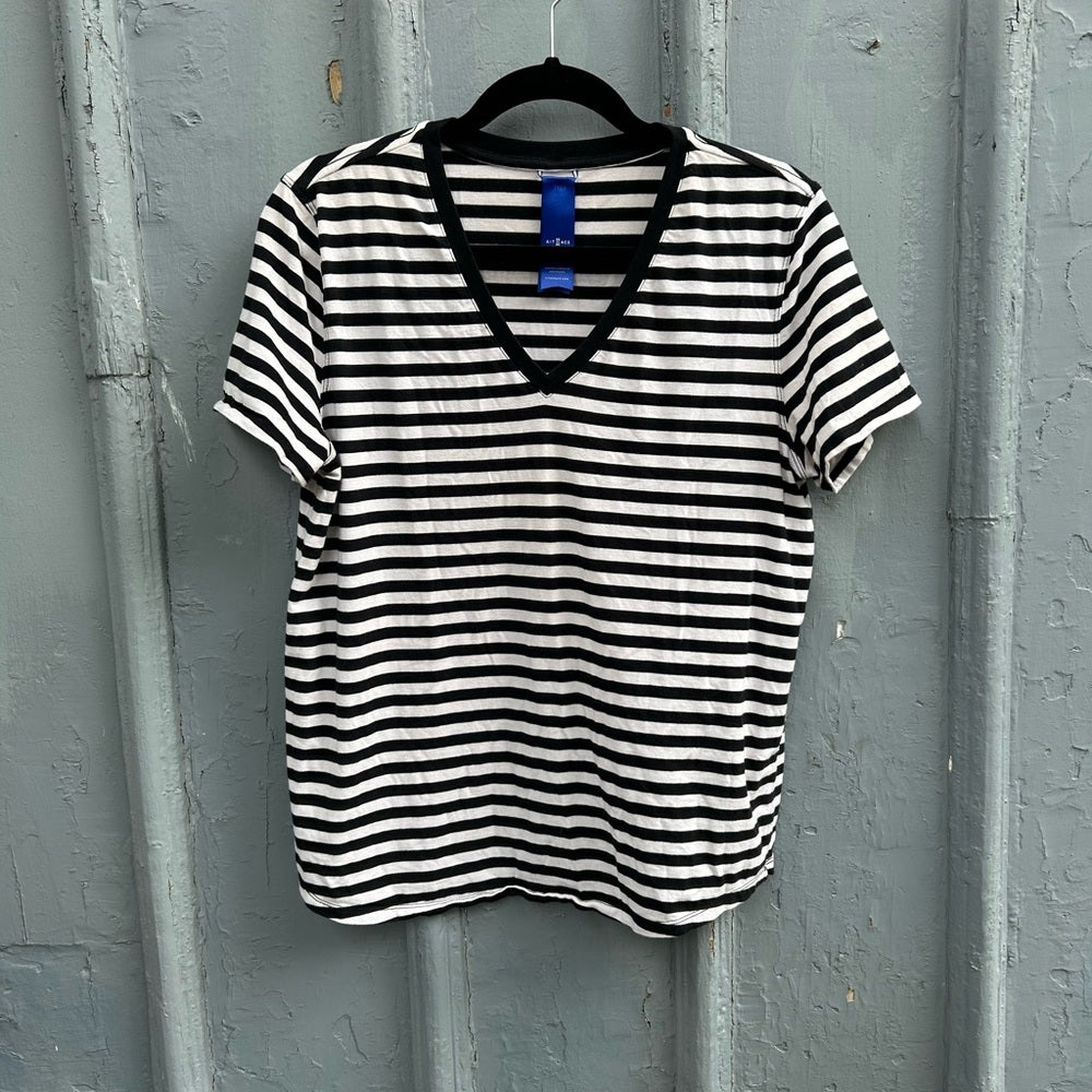 Kit & Ace Striped V neck Tee, size Small