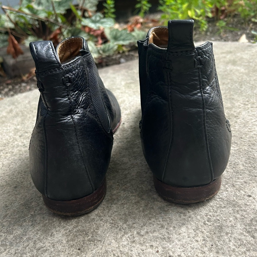 Frye Jillian Black Chelsea boot, size 9