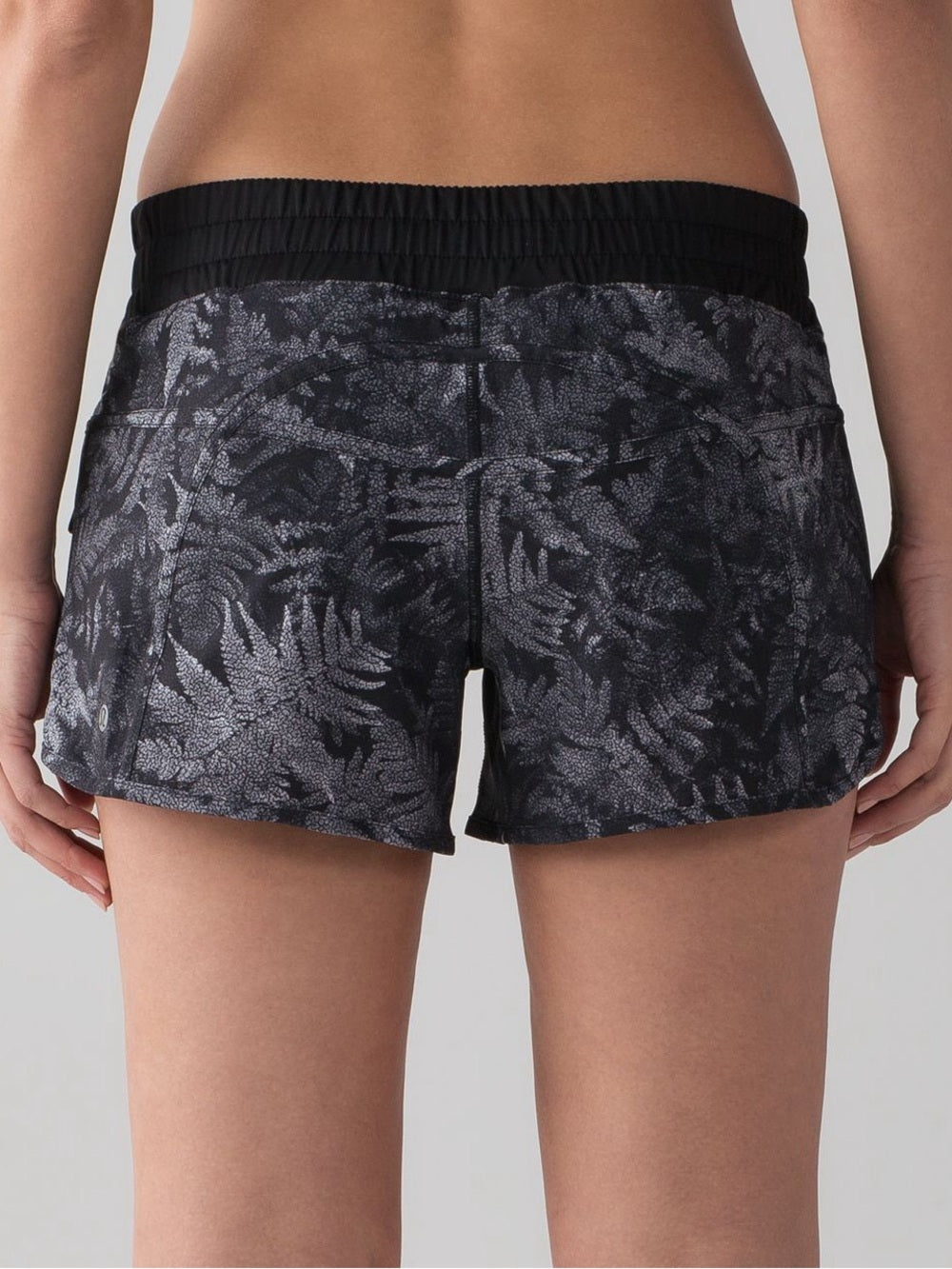 Lululemon Tracker Short IV, size 6