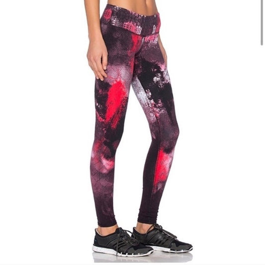 Alo Airbrush Legging in Ruby Red Smoke Print, size small