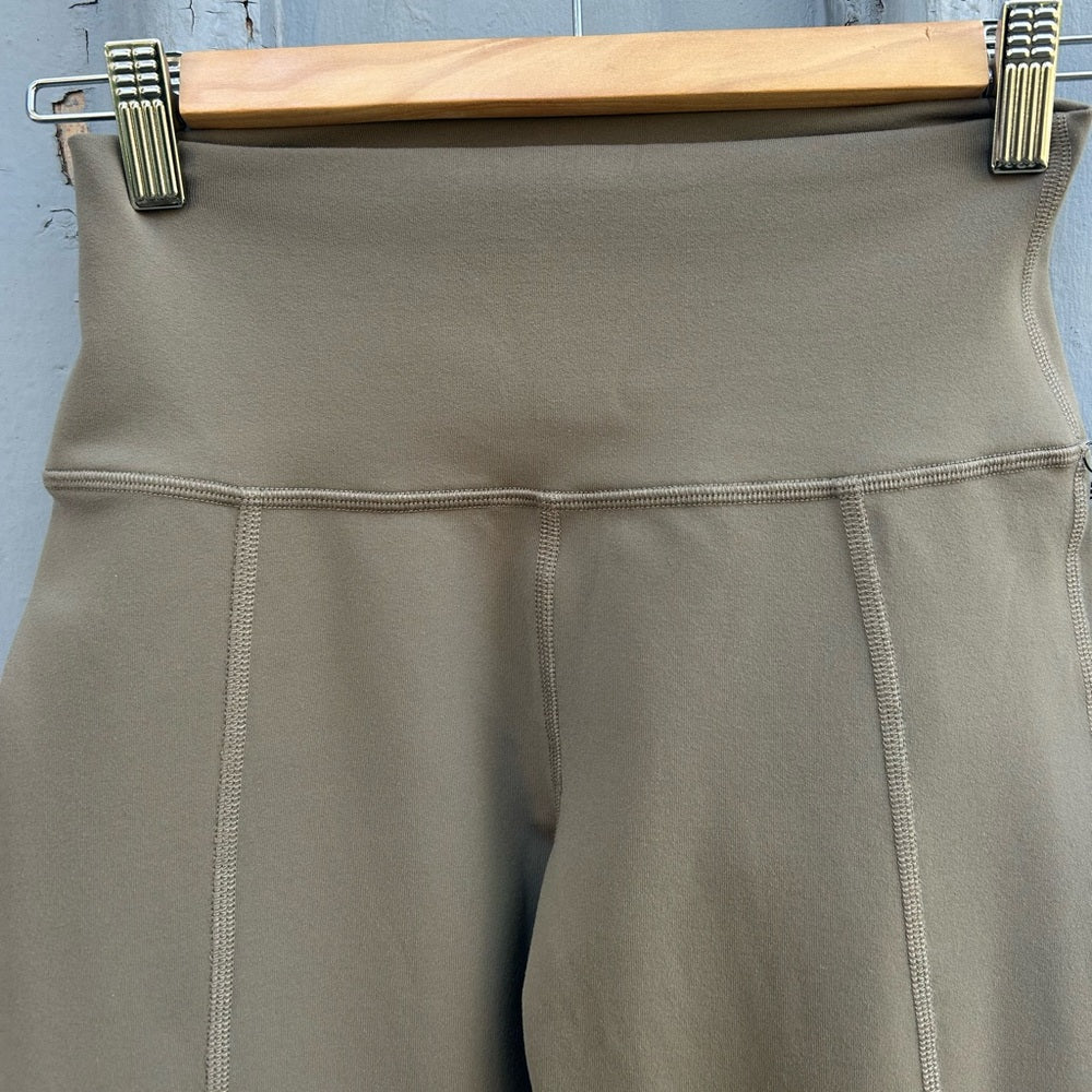 Alo Avenue legging, BNWT, size Small