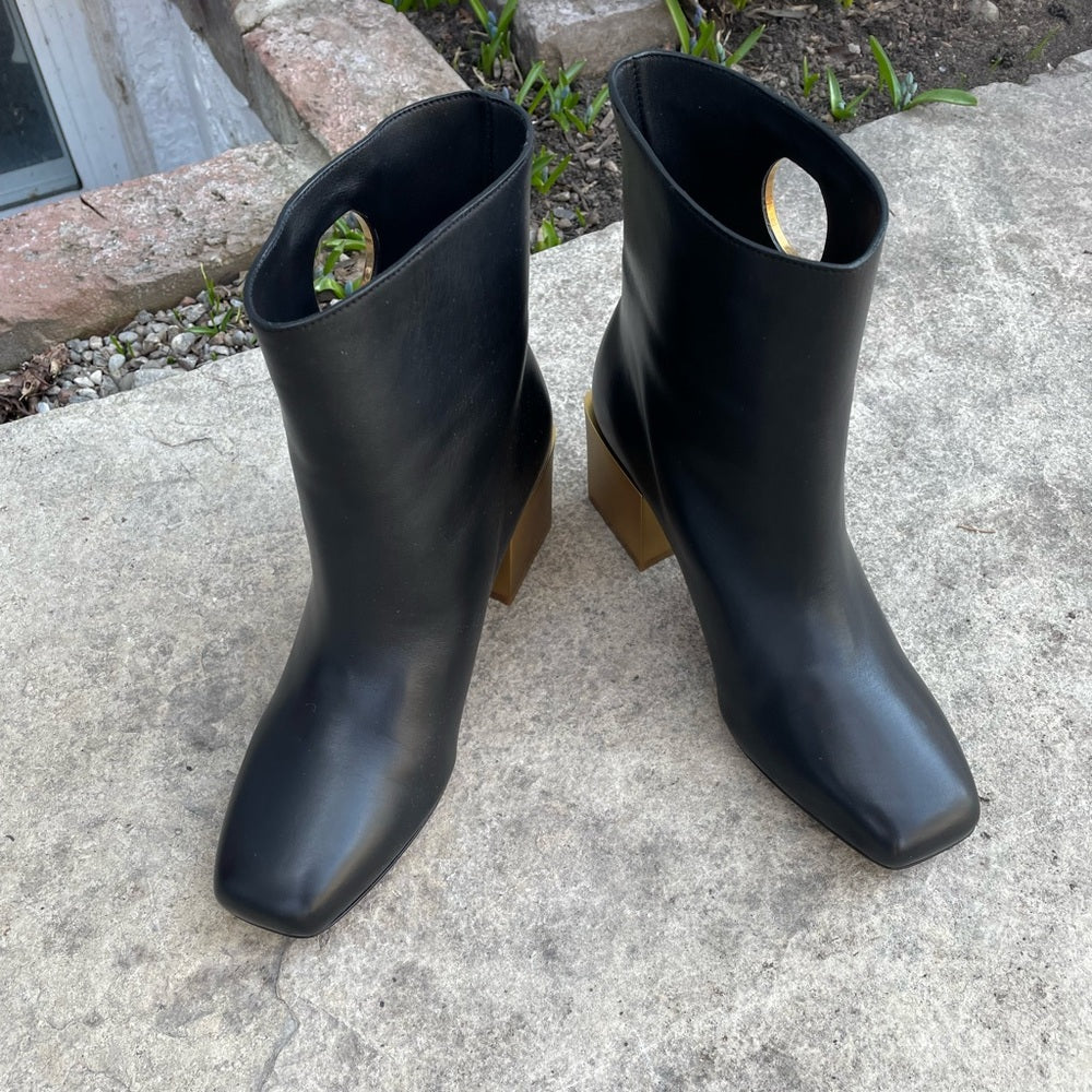 Salvatore Ferragamo Albiano Ankle Boots In Black, size 6C