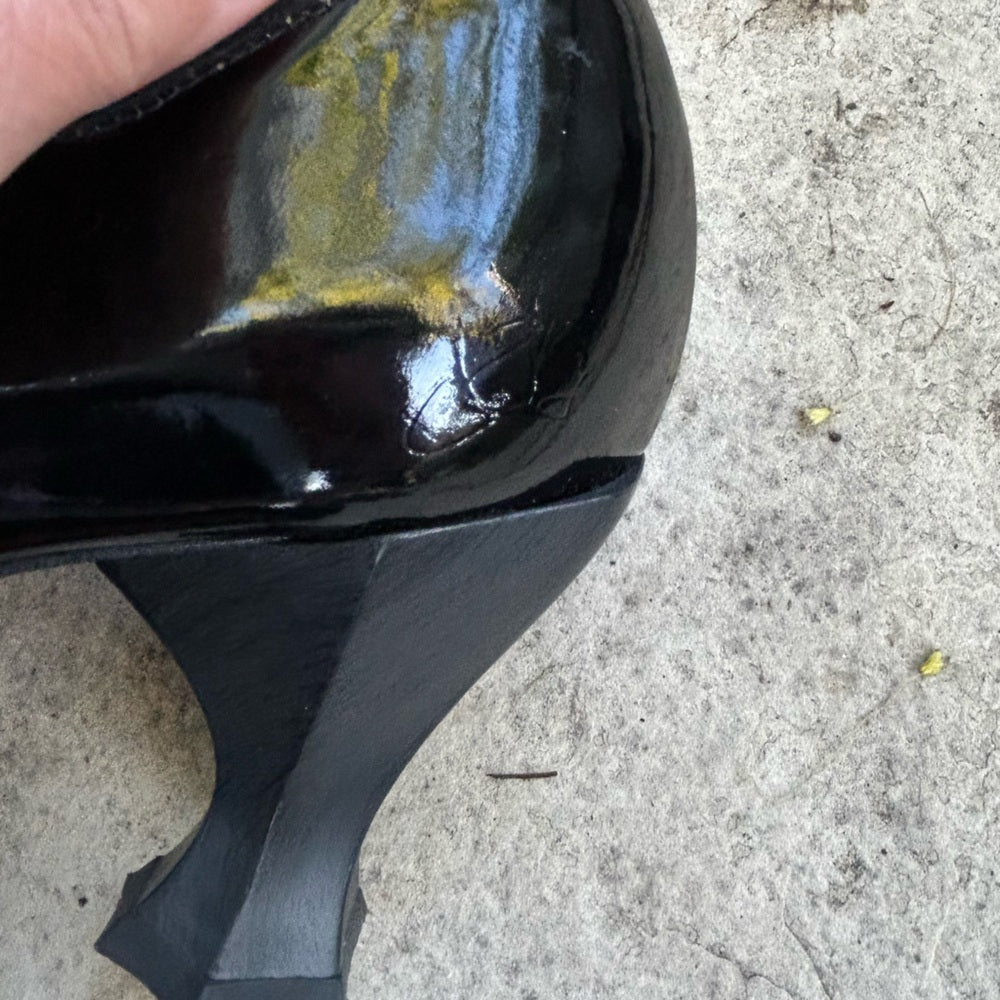 John Fluevog Baroque Elisabetta Scallop Edged Heel, size 9