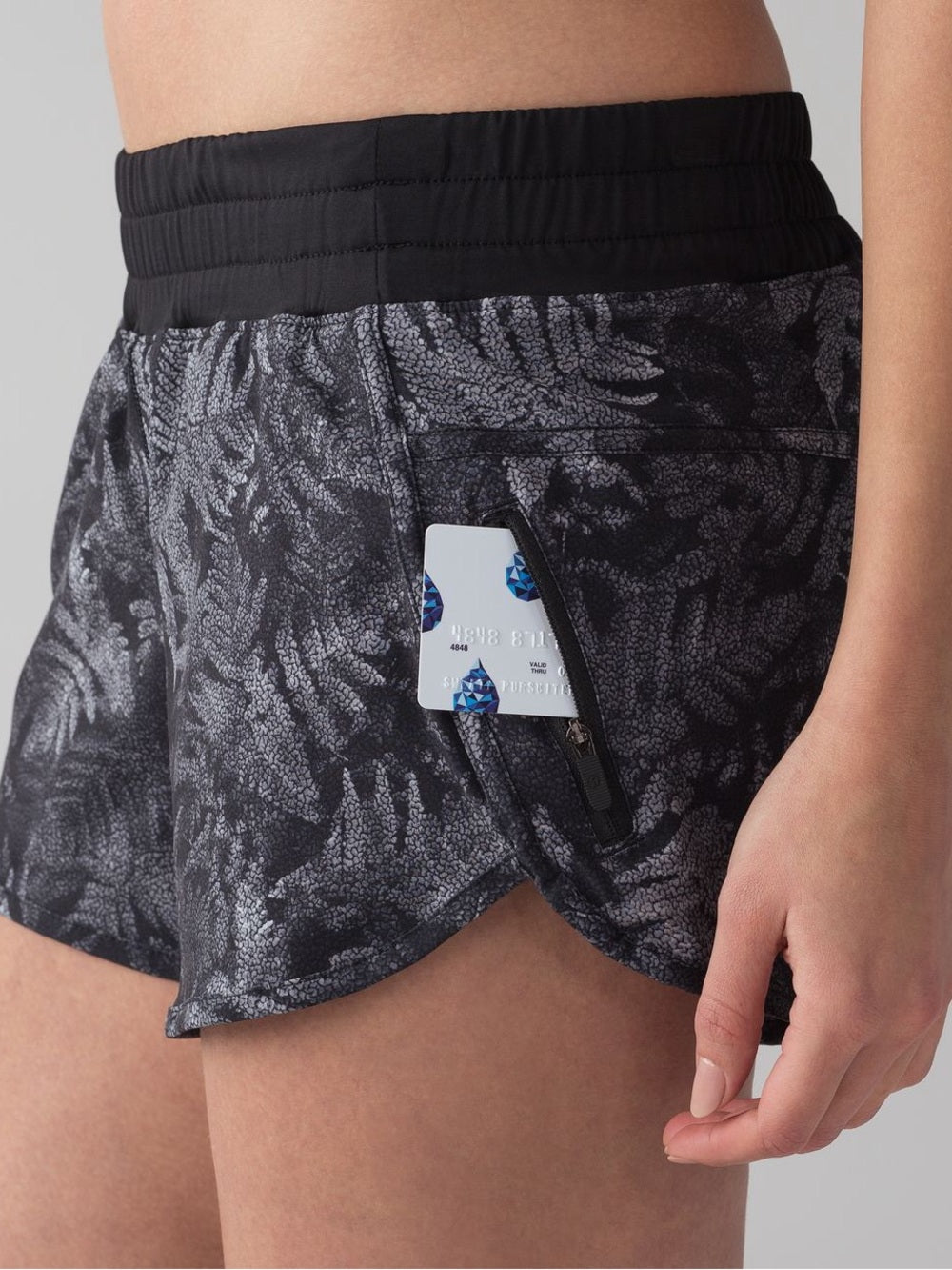 Lululemon Tracker Short IV, size 6