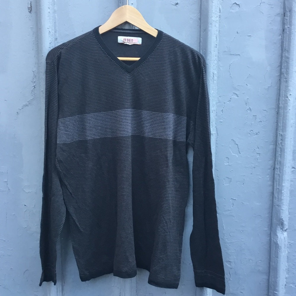 Quicksilver light weight v neck sweater, size L