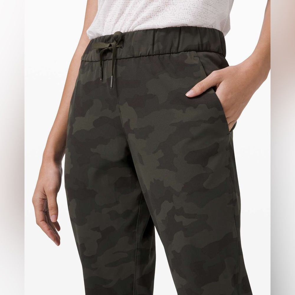 Lululemon On the Fly Jogger, size 8