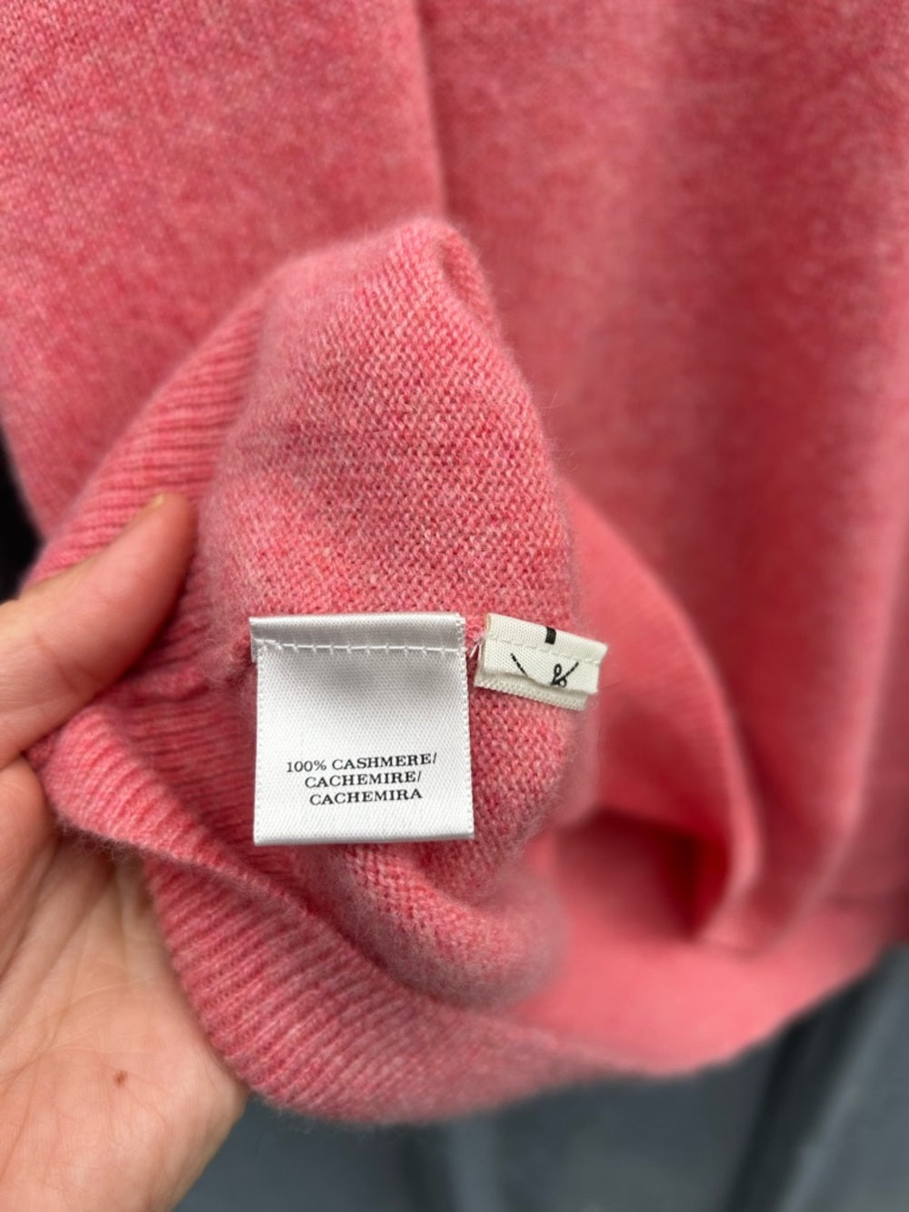 Ann Taylor Cashmere V Neck, size M